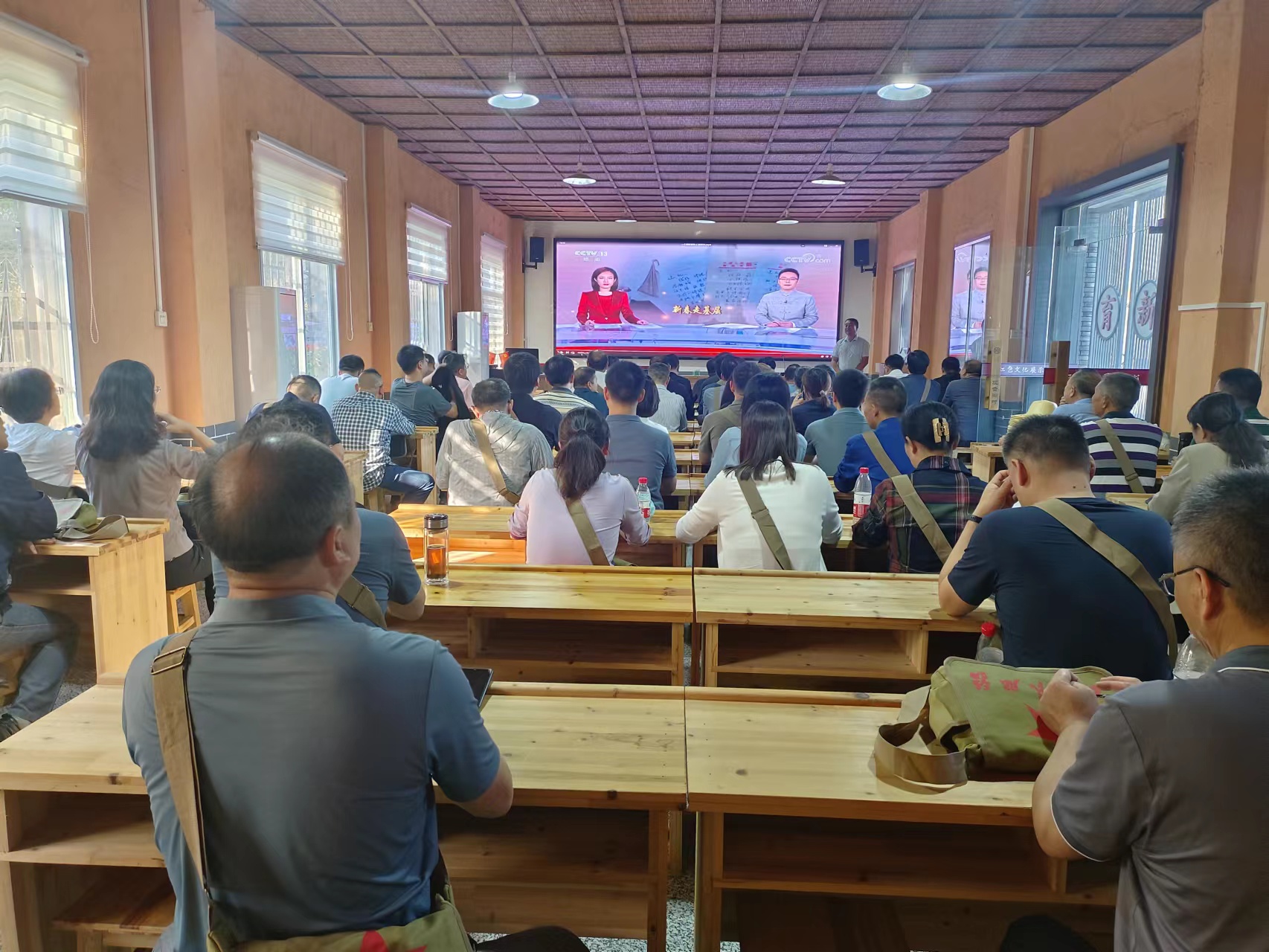 观看短片《新春走基层》