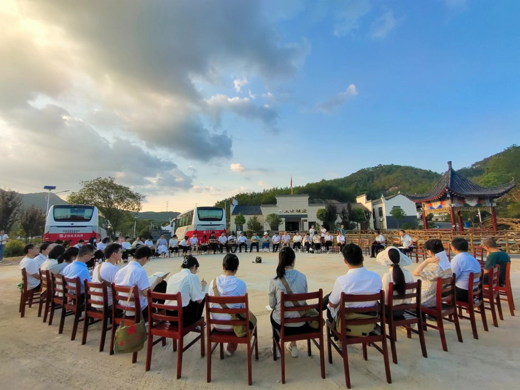 永佳河镇叶河村 与镇、村干部和村民代表座谈