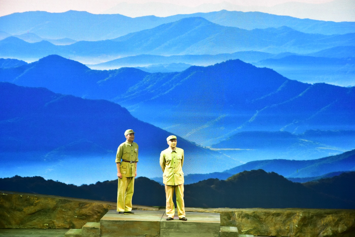 丹心映照大别山